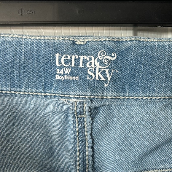 Capris - Picture 3 of 4